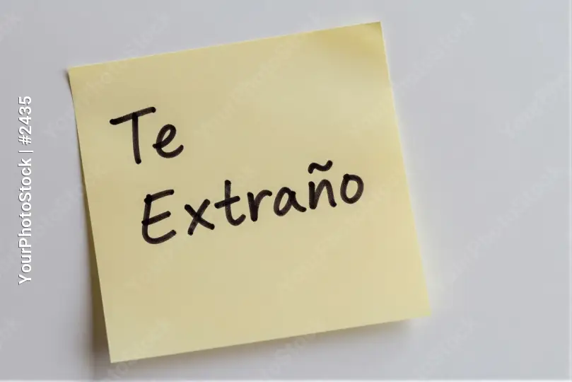 Yellow Sticky Note with 'Te Extraño' Written in Cursive