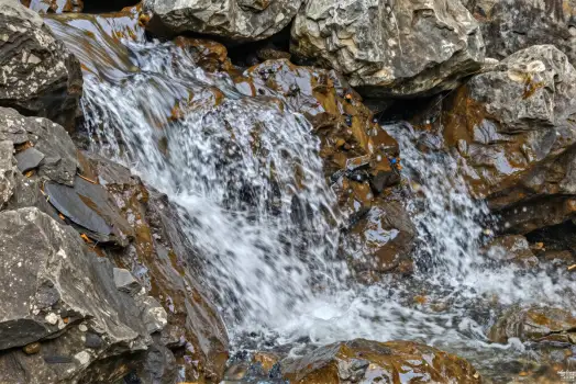 Waterfall in the rocks: Nature's flowing movement.