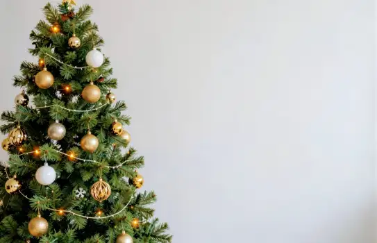 Festive Christmas Tree Decoration with Ornaments and Lights